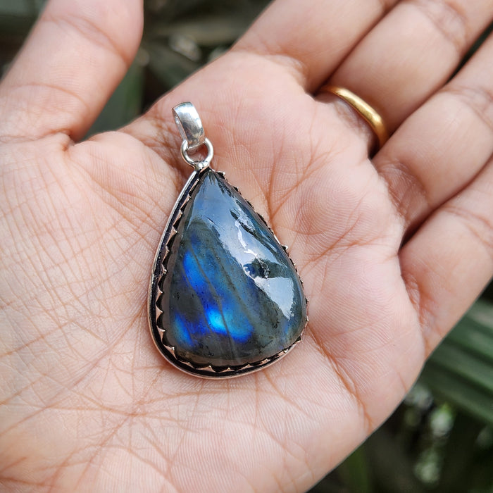 Certified Labradorite Pendant Online without Chain (Design 3)