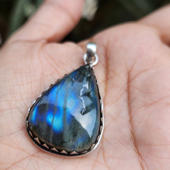 Certified Labradorite Pendant Online without Chain (Design 3)