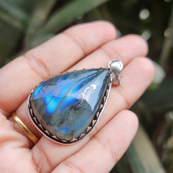 Certified Labradorite Pendant Online without Chain (Design 3)